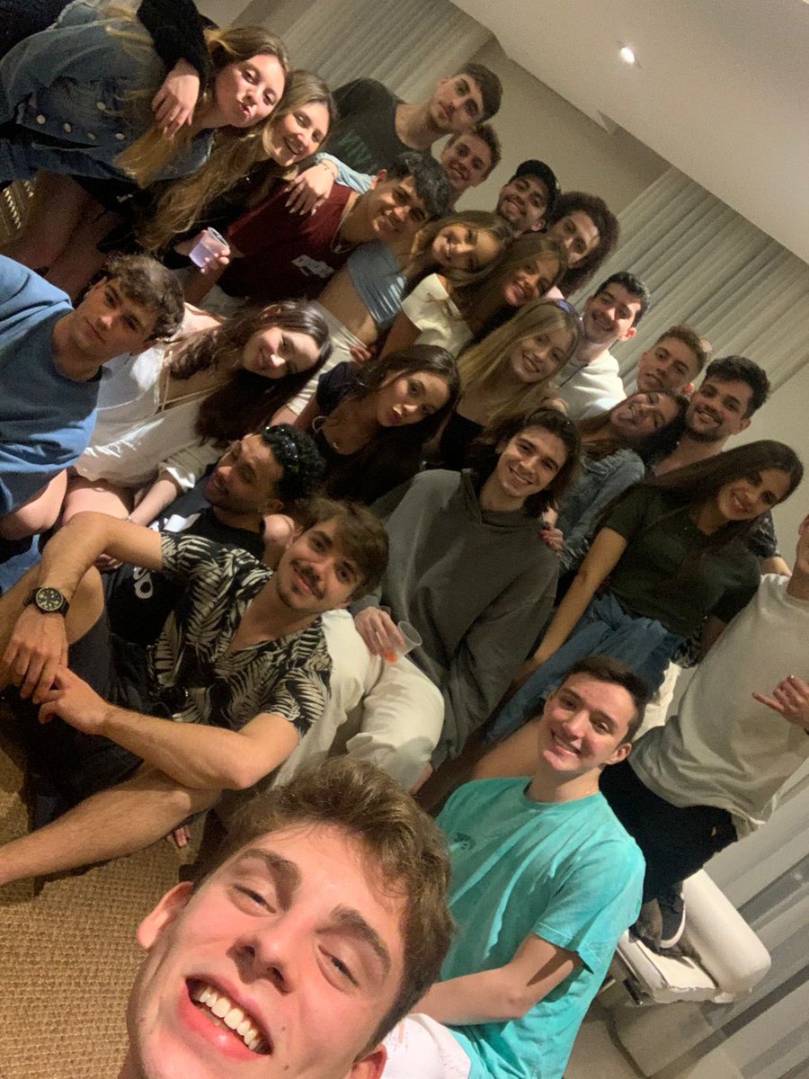 luanzapata's tweet photo. melhor mês do ano https://t.co/uj4oeQpa7v