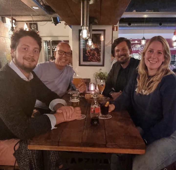 Wel zo gezellig! Vanavond met de fractie van <a href="/D66Zuid/">D66 Amsterdam Zuid</a> met de #coronacheck bij <a href="/Tapzuid/">Tapzuid</a> !