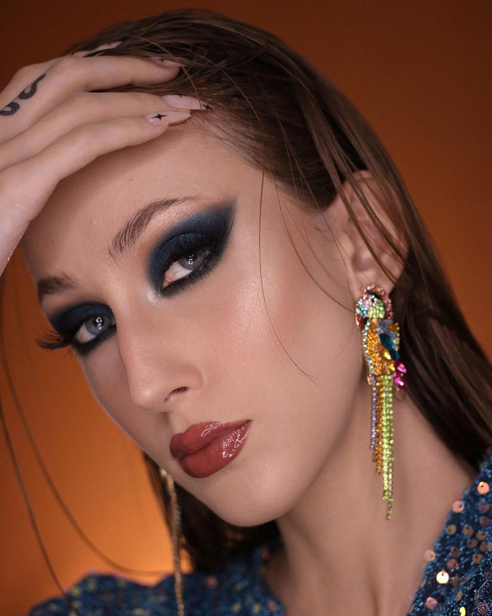 Parece que o azul marinho é a nova aposta do mundo da beleza para o olho, como alternativa para o tradicional pretinho básico. 

Fariam?