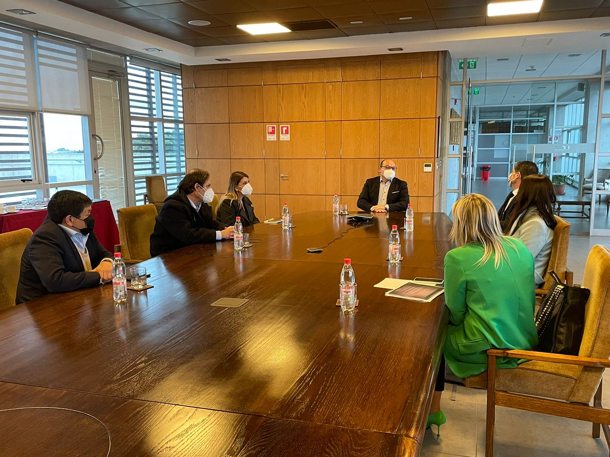 ucscconcepcion's tweet photo. #Vinculación | Equipos de Vinculación con el Medio de la @USanSebastian y @dvm_ucsc @ucscconcepcion se reúnen para generar alianzas y conversar sobre oportunidades de trabajo conjunto en torno a proyectos con #ImpactoSocial. https://t.co/oQFLXylOSf