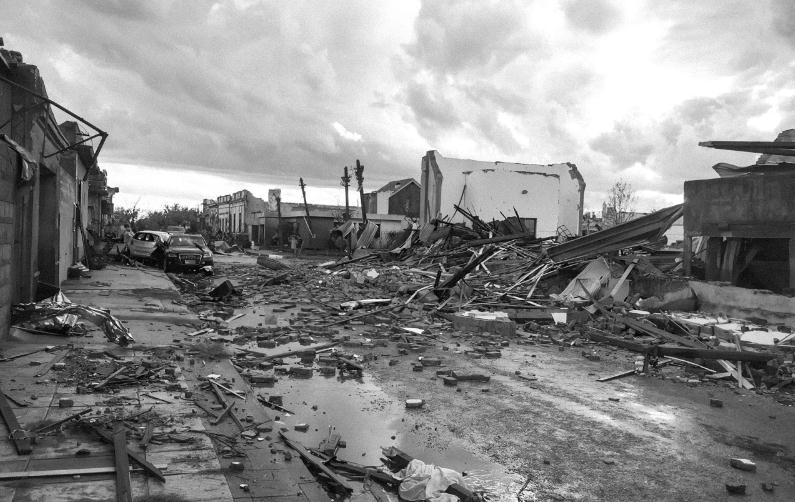 El 15 de abril de 2016 la ciudad de Dolores fue atravesada por un tornado. 15 minutos después el director <a href="/pablompessi/">Pablo Martínez Pessi</a> llegó a visitar a su familia y vio las consecuencias. 5 años después llega "El viento nos dejará". 
Estreno: mañana a las 20.20
Entradas: cinemateca.org.uy