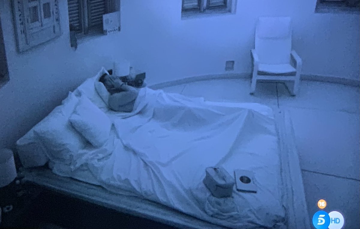 tzantzi's tweet photo. Pablo mirando a Mayka.
Pablo llorando por Mayka.
Pablo durmiendo en el sofá para no dormir con Mayka por celos.

Pablo sigue enamoradísimo de Mayka y ella ni se entera.

 #LaÚltimaTentación3 https://t.co/VRDzdwBJvf
