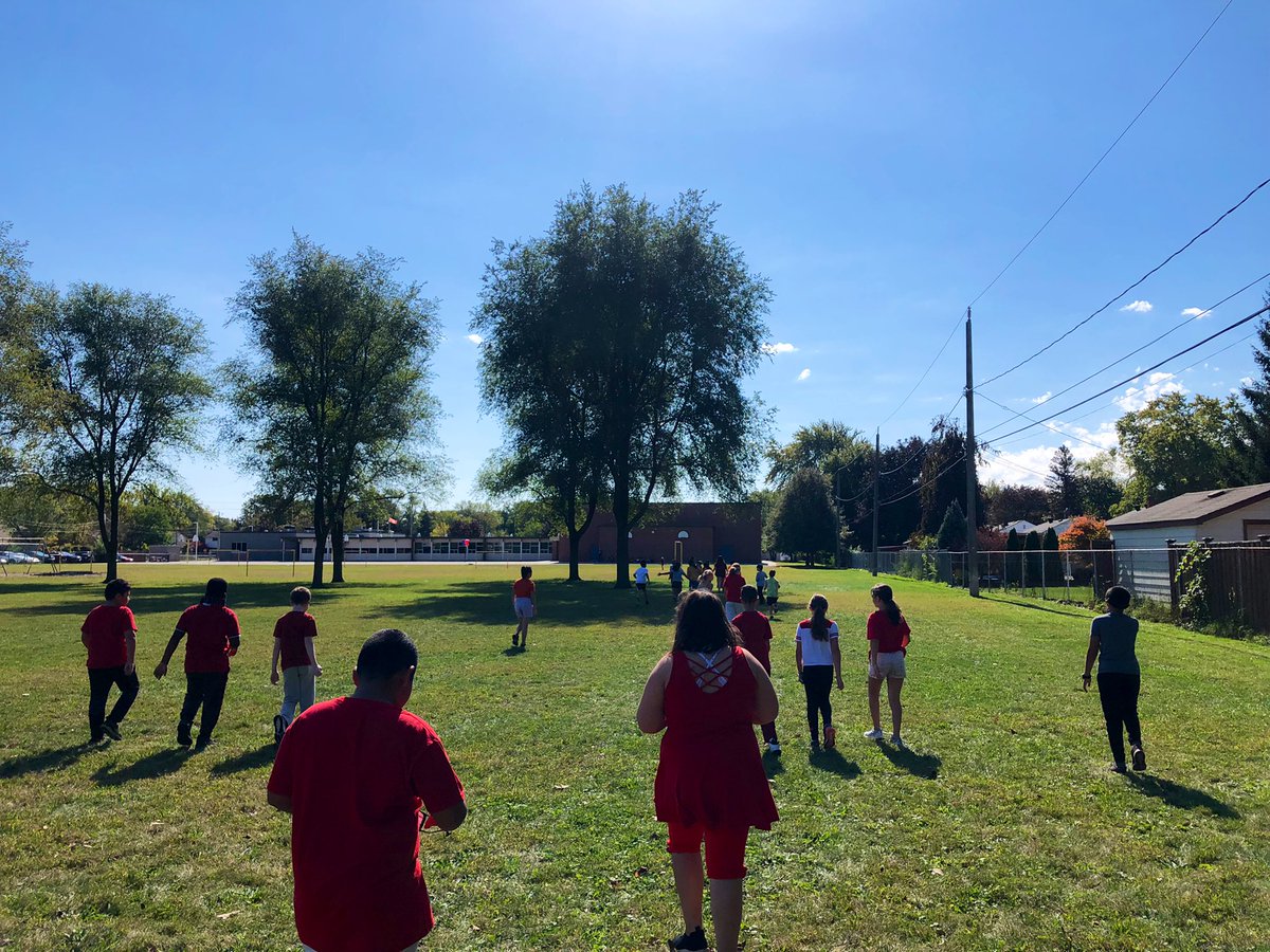 MissSeverin1's tweet photo. When everyone in your class wears red and white or Terry Fox gear… 🇨🇦🏃‍♂️ How amazing are these grade 5s?! #tryliketerry #MarathonofHope https://t.co/AKWoPw1srC