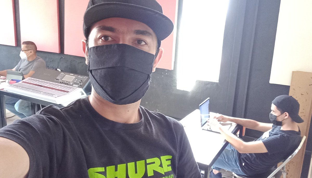 NazarioMD's tweet photo. Hoy tocó capacitación en línea con @shuremx y @tascammexico para la tienda de Estudio Áureo 
#estudioaureo #cuernavaca #tiendademusica https://t.co/oJQB7zb3s4