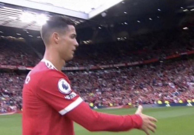 Ronaldo saluant un joueur plus fort que lui