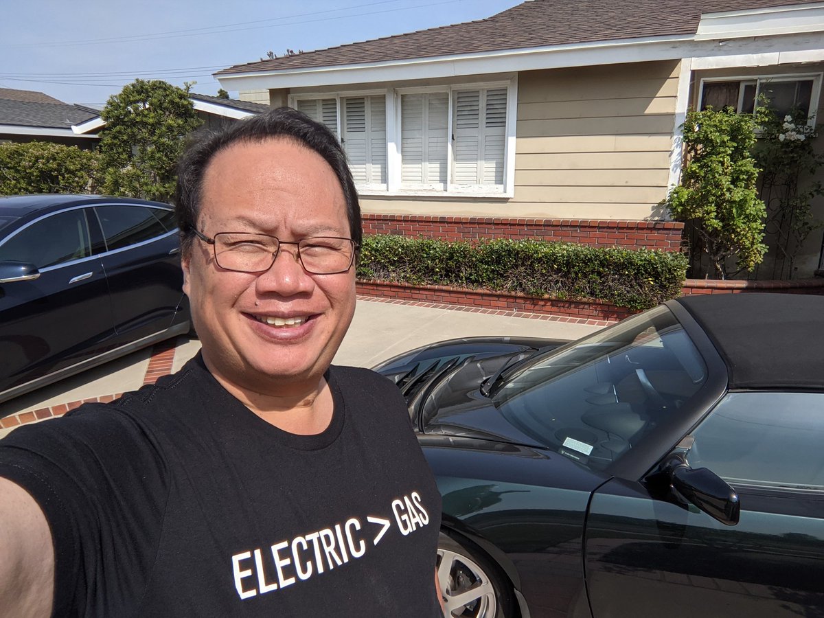 dennis_p's tweet photo. Off to do a little #HumanDriving... It's Sunny and I'm channeling @FullyChargedShw in this T-Shirt #StopBurningStuff https://t.co/hwliYKhLei