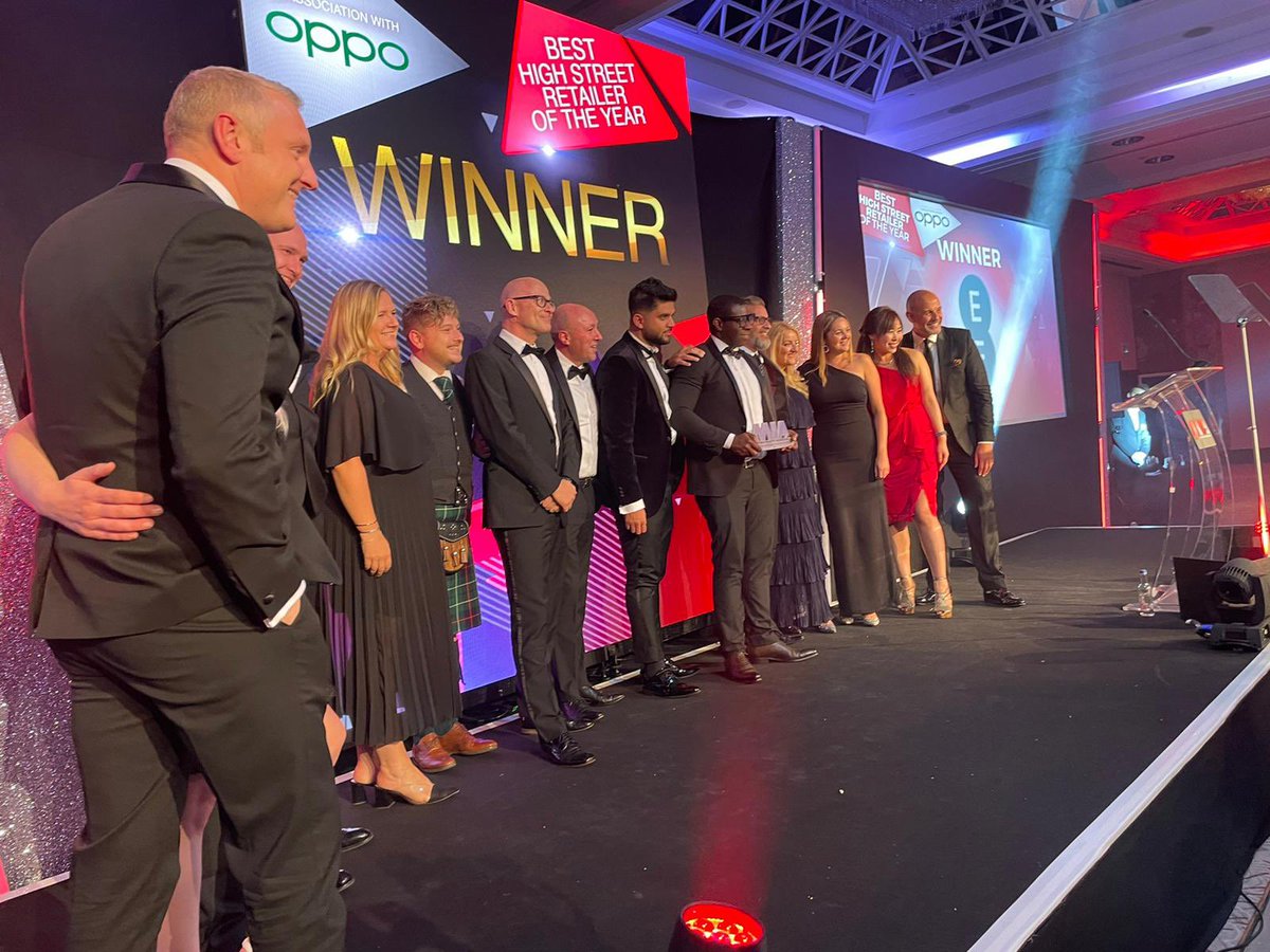 Amazing to see our team collect Best High Street Retailer at the @MobIndAwards!

At an extraordinary time, telco high street stores have been a lifeline, keeping the communities we serve connected. Not just our brilliant <a href="/EE/">EE</a> teams, but all frontline people across our industry 👏