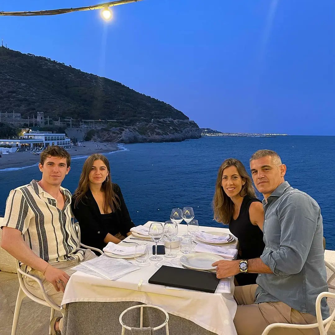 atdmvhourly's tweet photo. ‼️| @enricmasip5 vía post de ig junto a @ericmasip y su familia 
#ATravesDeMiVentanaNetflix https://t.co/4V5eXSWdMH