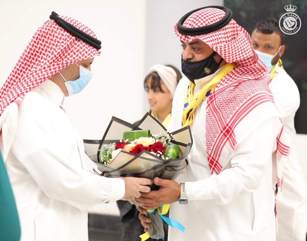 بالورود والحفاوة والنقاء .. استقبل أهالي عسير نجوم العالمي هذا المساء.

هذه المنطقة وأميرها وأهاليها يستحقون بالفعل اهتمام #عراب_الرؤية الذي أقر #استراتيجية_تطوير_عسير 

فشكرا لقيادتنا .. وعسير تستاهل.