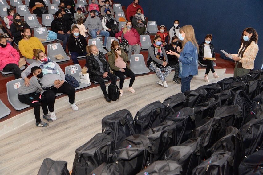 secdelamujercba's tweet photo. 🤰🏽🍼 ENTREGA DE AJUARES PARA EMBARAZADAS Y SUS BEBÉS POR NACER
La ministra @claumartinezar compartió junto a 56 mujeres embarazadas, beneficiarias del Programa “Protección a la Embarazada y su Bebé”, la entrega de sus ajuares en el CPC de Barrio Colón.
#cbaconellas
@gobdecordoba https://t.co/AgjV0Emwk0