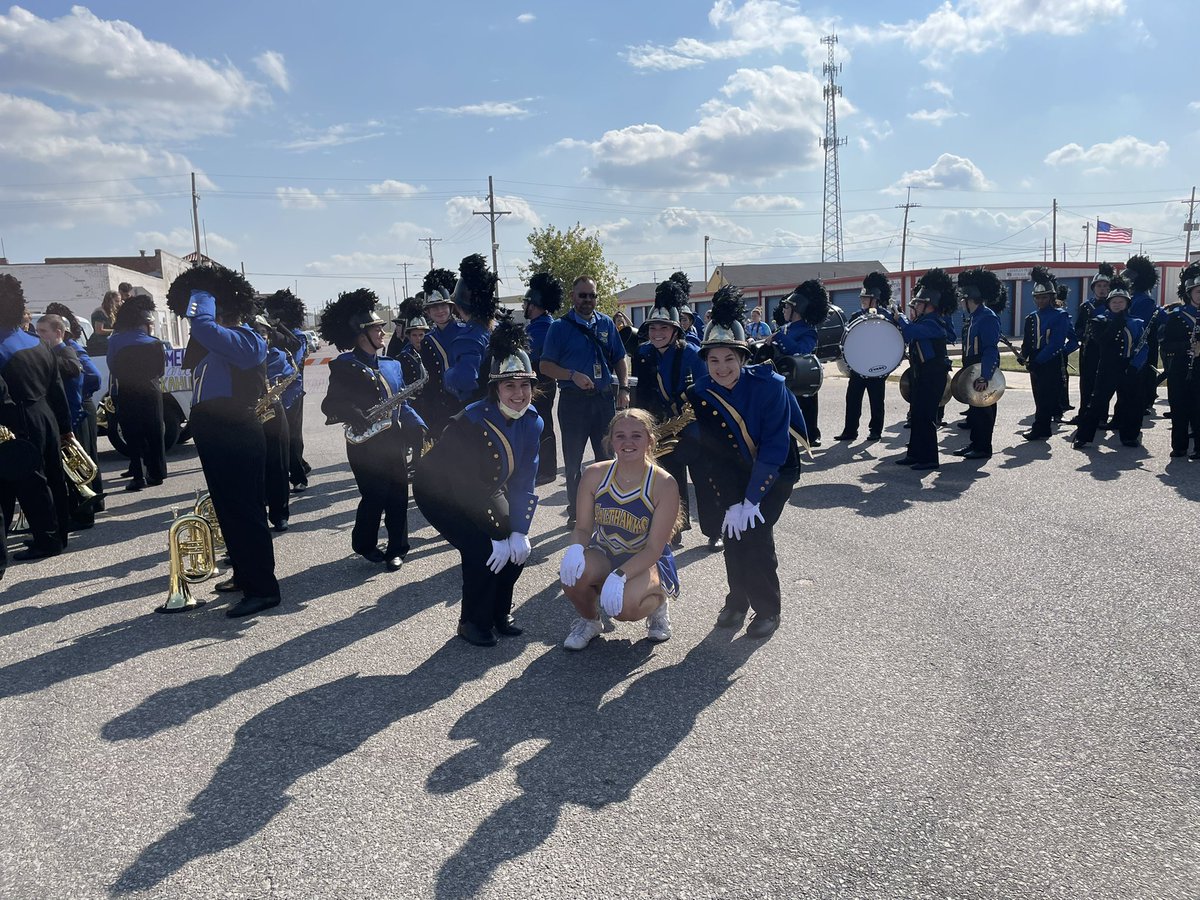 HHS_Salthawks's tweet photo. Homecoming Parade 2021 #salthawkpride https://t.co/evsH4C7eSO