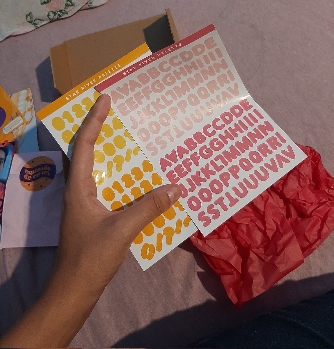 _cclarana's tweet photo. Minhas cartelinhas chegaram 🥺 foi super rápido aaaa
Elas são a coisinha mais linda. Vieram muito bem embaladas e eu tô ansiosa pra usar!
E parece que a Gio adivinhou, porque veio a polaroid do Hannieeeeee, tô apaixonada, 🖤✨ #FeedPop @KStoreLollipop https://t.co/Tv0ZAYAAsu