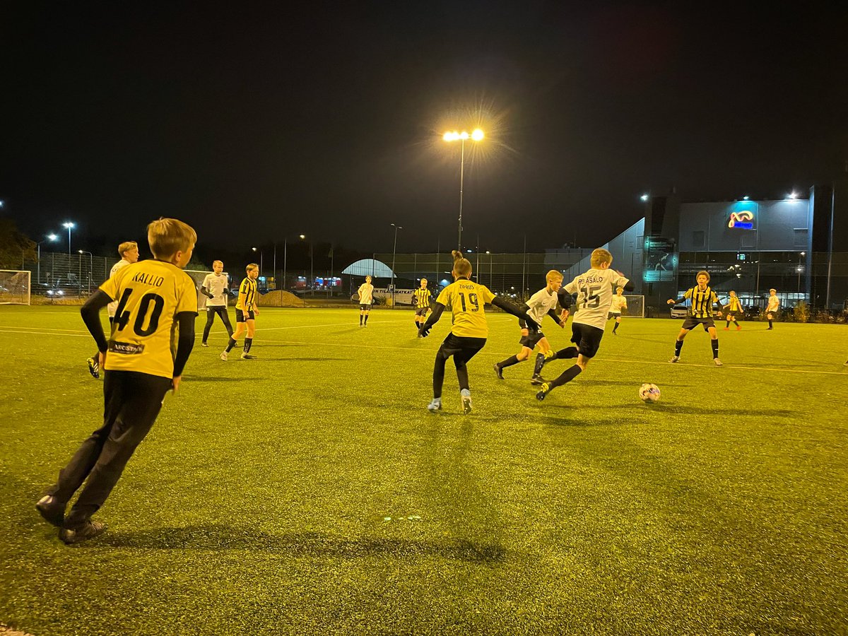 Tänään Tapiolan pimenevässä illassa vastassa Honka! Tsemppiä peliin ⚽️ #käpa07ac #peliilta