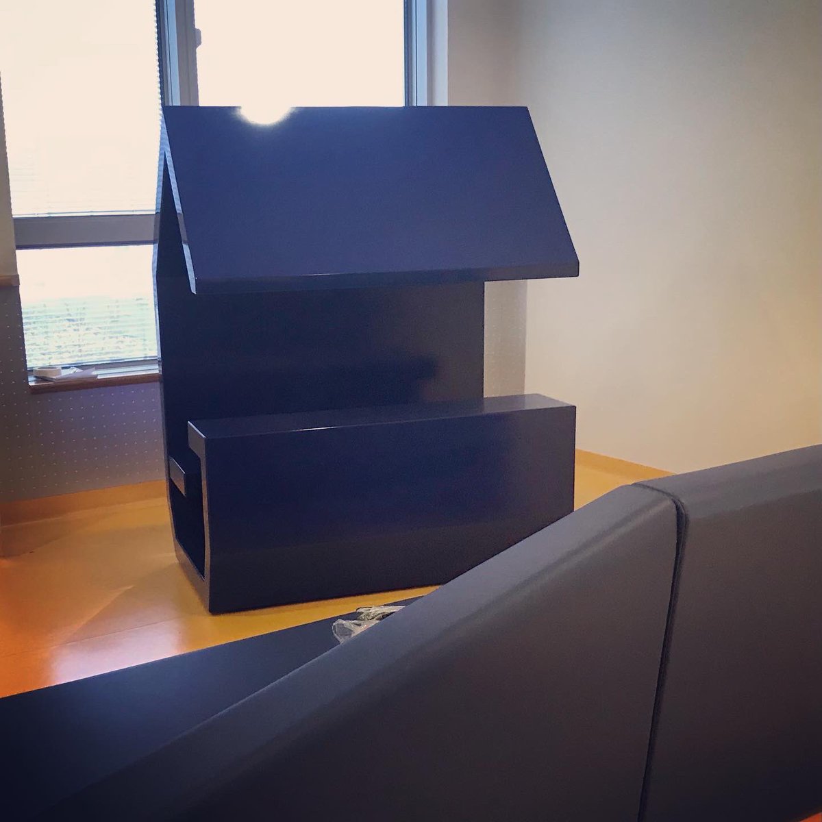 Work un progress ! Aujourd’hui le nouveau mobilier et la cabane ont pris place dans les espaces d’accueil du service de réanimation neurochirurgie du #CHRU de #Tours. Prochaine étape : l’installation des œuvres de Fabien Merelle qui a imaginé ce projet…
Merci aux mécènes !