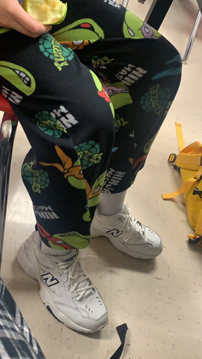 maethormahlenn's tweet photo. swag pants @VictoriaISD #VWHS #BOB21 https://t.co/iC1sTe9AvQ
