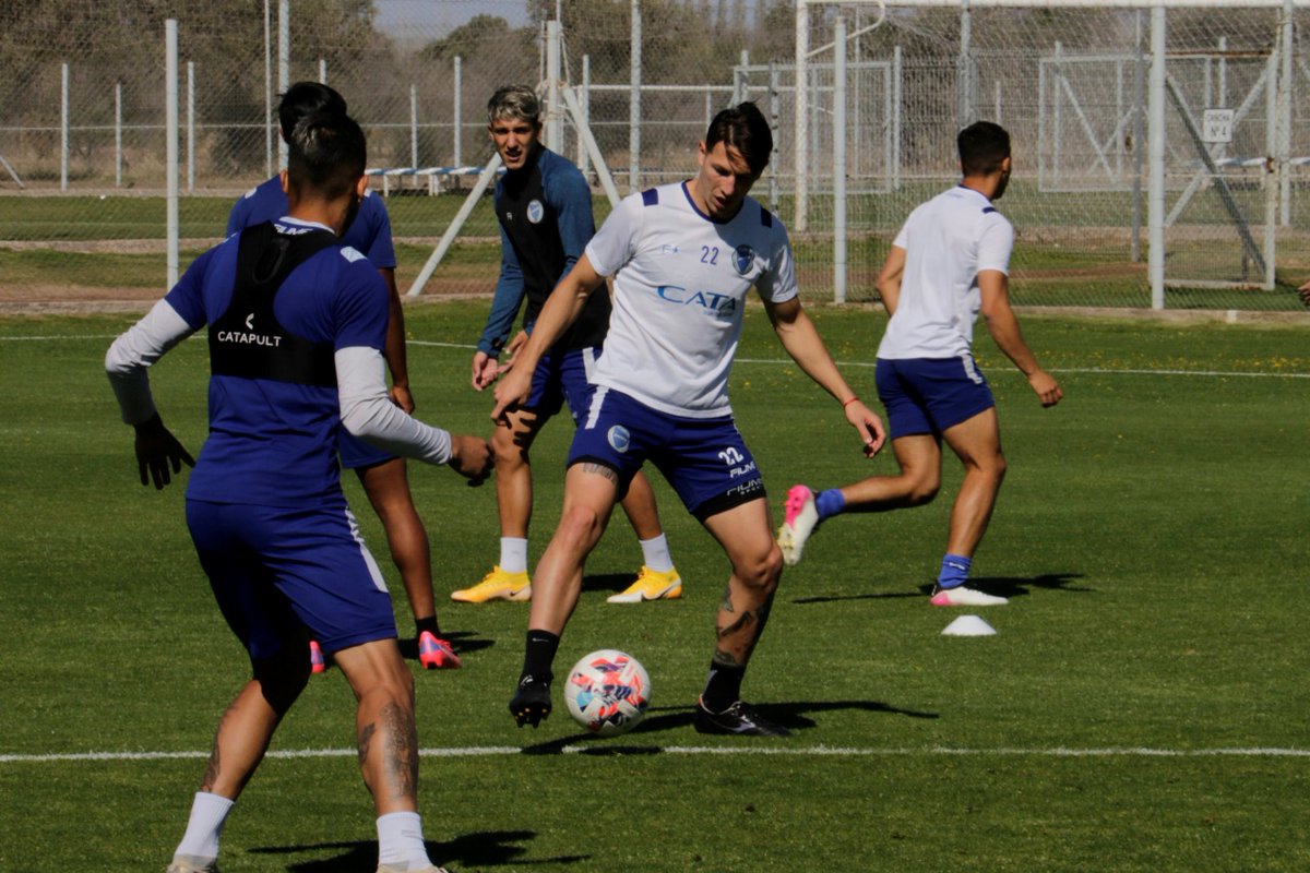 ClubGodoyCruz's tweet photo. #PrimeraDivisión ⚽

El Expreso se pone a punto para el encuentro del sábado 💪💪 

#VamosTomba 🤍💙 https://t.co/zXi5SnkGJR