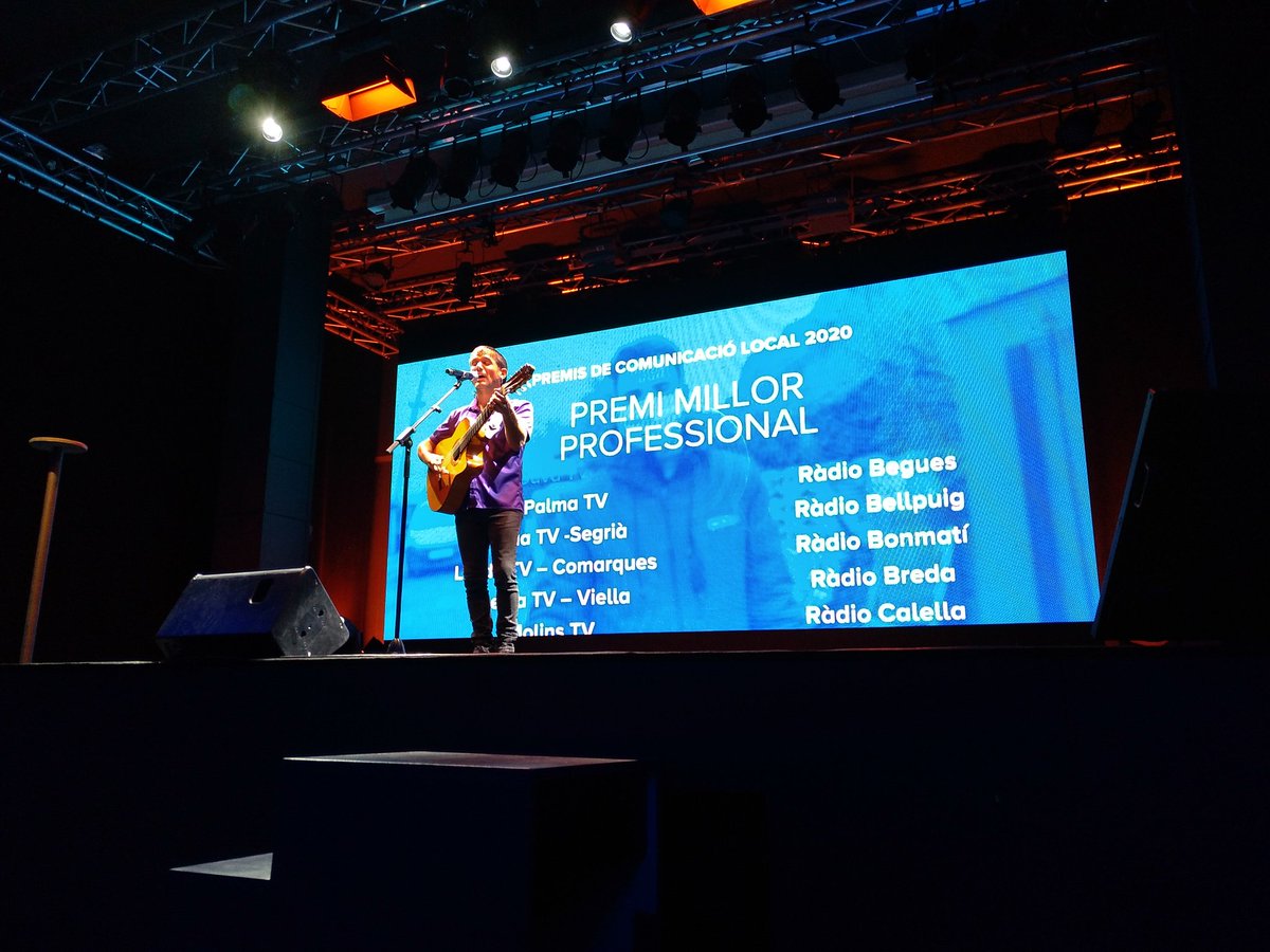 premiscomlocal's tweet photo. 🎸La música de la gala la posa @ceskfreixas. A darrere, els premiats a #millorprofessional👩👨 del 2020, que van rebre els treballadors de @laxarxa. https://t.co/tHFirw4K8Z