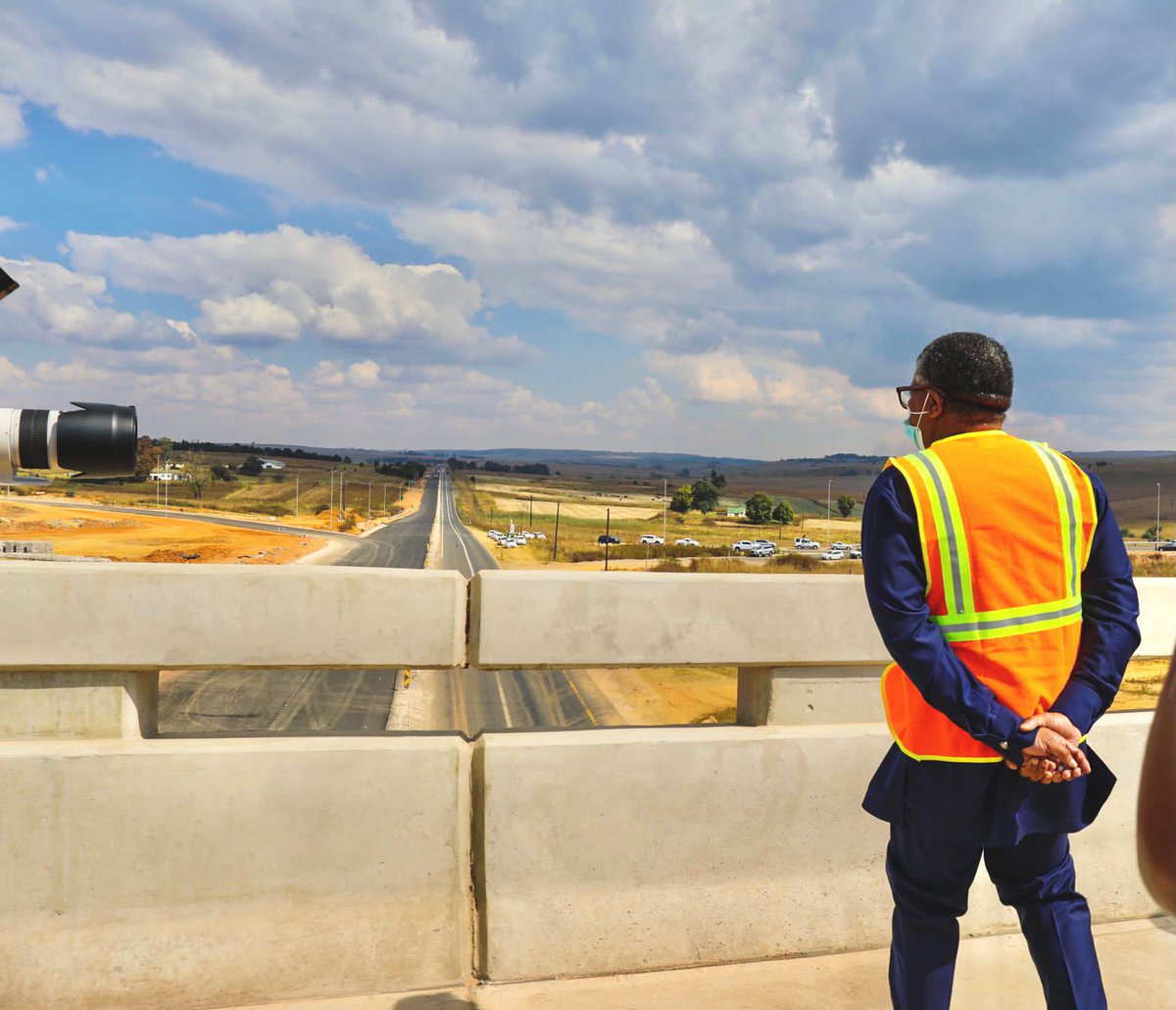 Dotransport's tweet photo. South Africa has a road network of 750 000 km, with over 158 124 km of paved road network and 591 876 km of gravel road. This makes it the 10th longest road network and 18th longest paved network in the world! https://t.co/G4JuhLoWAs