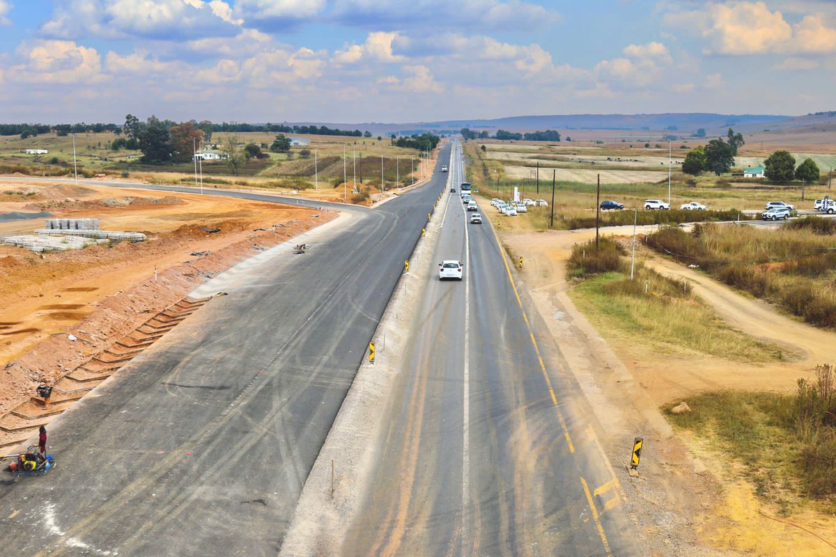 Dotransport's tweet photo. South Africa has a road network of 750 000 km, with over 158 124 km of paved road network and 591 876 km of gravel road. This makes it the 10th longest road network and 18th longest paved network in the world! https://t.co/G4JuhLoWAs