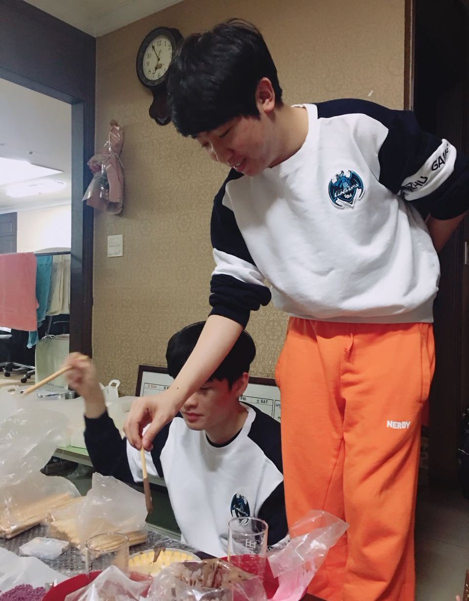 2manylol's tweet photo. 17롱주 빼빼로 만들기 https://t.co/eVGRCtp7h1