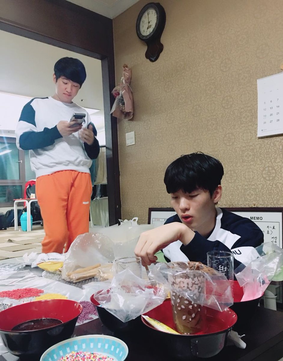 2manylol's tweet photo. 17롱주 빼빼로 만들기 https://t.co/eVGRCtp7h1