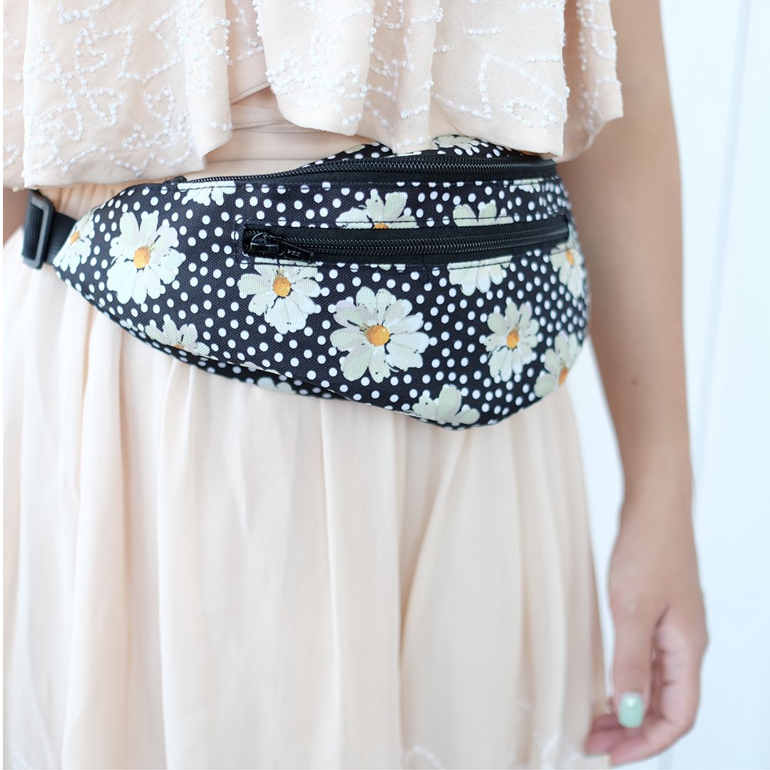 FannyFactory's tweet image. Do you love floral prints? This Daisy pack is perfect for any occasion! 🤩🤍 fannyfactory.com/collections/fa…