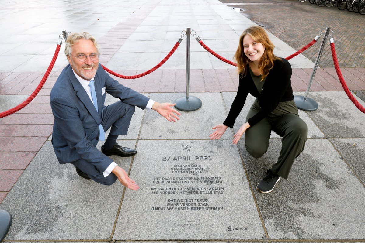 Als blijvende herinnering aan Koningsdag 2021, en het bezoek van het koninklijk gezin aan #Eindhoven die dag, is een gedicht van stadsdichter Iris Penning vereeuwigd op het Stadhuisplein. Deze tegel is vandaag onthuld door burgemeester @jjorritsma040. (📸: Bart van Overbeeke)