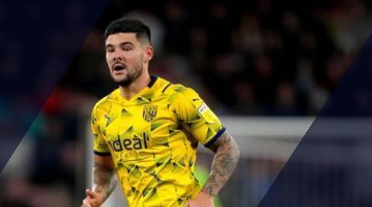 Some of the best left-footed players:

- Lionel Messi
- David Silva
- Roberto Carlos
- Rivaldo
- Raul
- Alex Mowatt

Feel free to add more. 👇