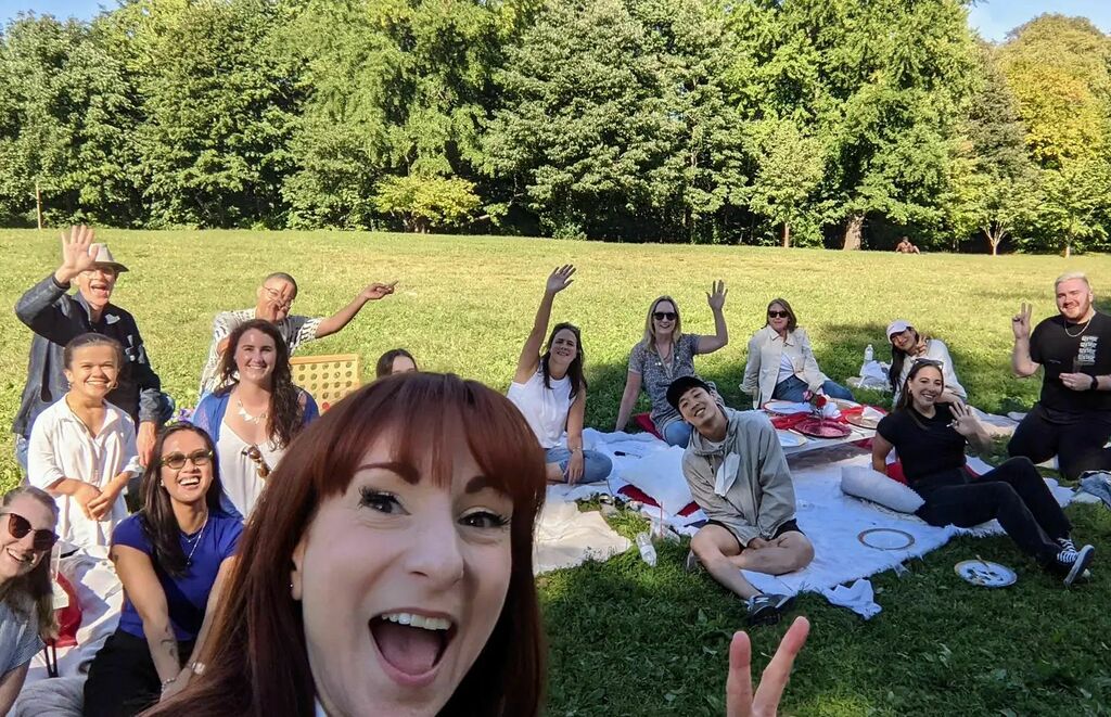 LarryandRaven's tweet photo. Company picnic fun. Group Palm Reading &amp; Tarot insights.  What a wonderful group, had a great time on a beautiful day. 🥰😁

#corporateevents  https://t.co/BiS9zdfdpX https://t.co/efREVJNNzC