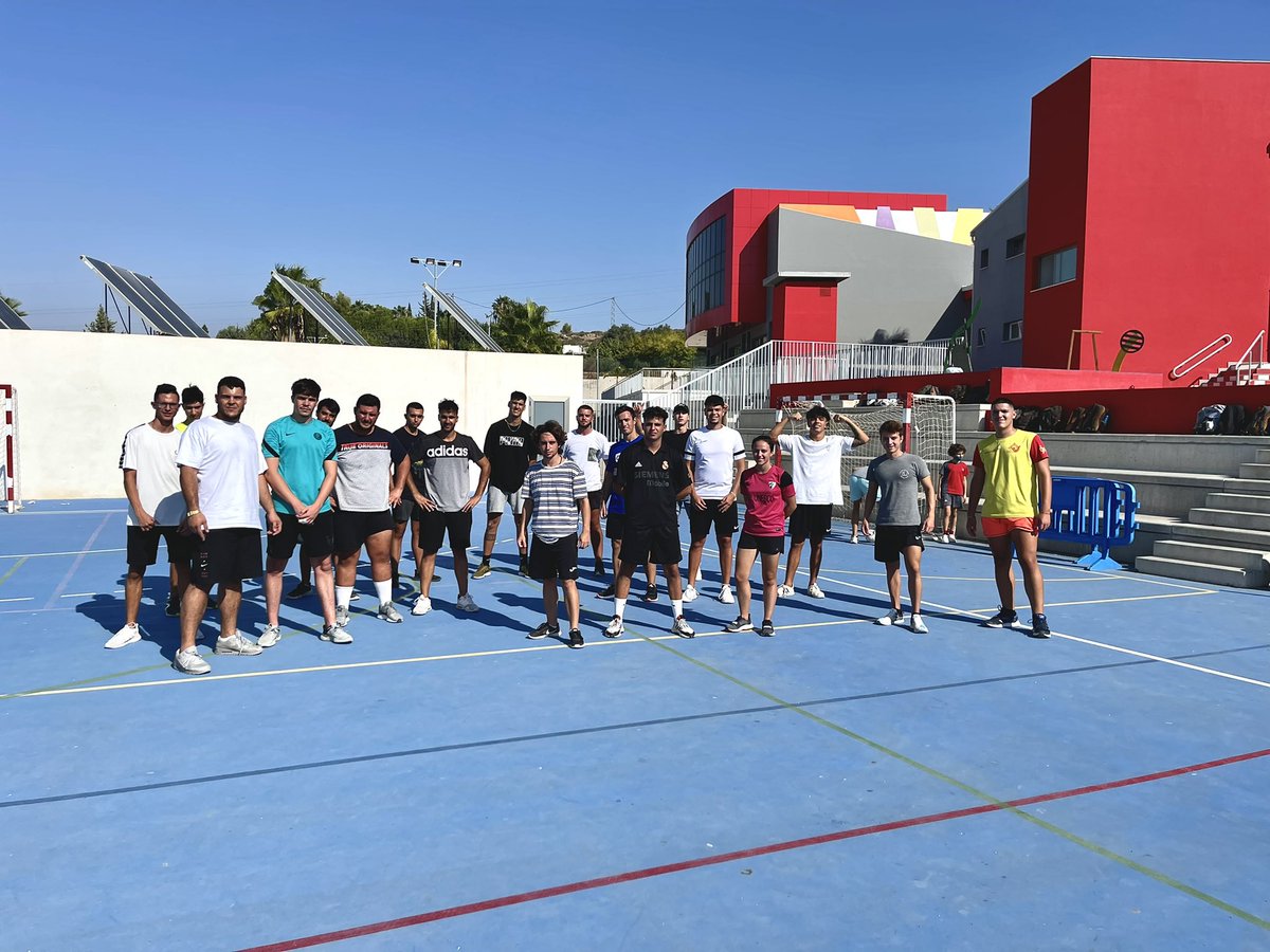 ColegioEP's tweet photo. 📌 𝗙𝗣 𝗘𝗹 𝗣𝗶𝗻𝗮𝗿 ▶️ Sesión cooperativa de los alumnos de Primero y Segundo de #TSEAS 👉 Entrenamiento especifico para poner en práctica los contenidos curriculares en el caso de los estudiantes de primer año y dinámicas de grupo dirigidas por los jóvenes de 2️⃣ en piscina⭕️ https://t.co/ILoYCaAJ3g
