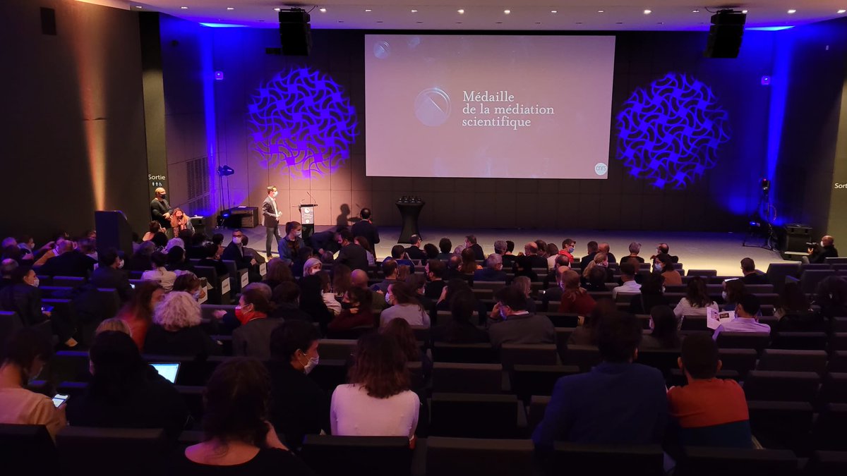 CNRS's tweet photo. Le @CNRS remet pour la première fois la médaille de la #MédiationScientifique. Soutenue par le @sup_recherche, cette toute nouvelle distinction récompense des femmes et des hommes qui mettent la science au cœur de la société. 

Suivez notre fil #TalentsCNRS ⤵⤵ https://t.co/0L3JDCYVAN