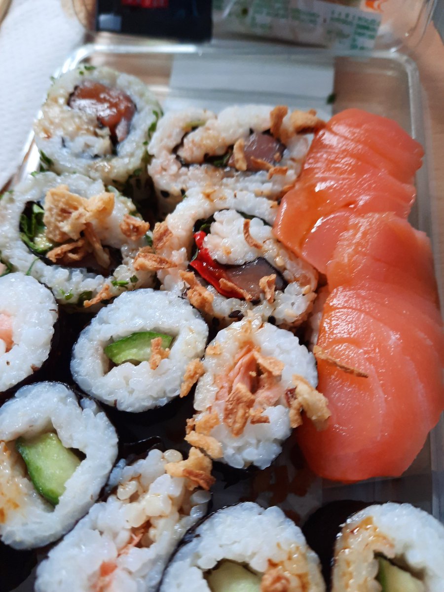 fleur_loveshop's tweet photo. イギリスよりこんばんは。気温は低いのだけど入道雲が💦ランチはスーパーのお寿司🍣花壇の秋明菊が見頃です。ガーデンで昨年スケッチした時の写真。#イギリス　#キリトリセカイ　#ファインダー越しの私の世界　#カメラ女子　#naturephotography #写真好きな人と繋がりたい #花写真 https://t.co/N48M9VfsJv