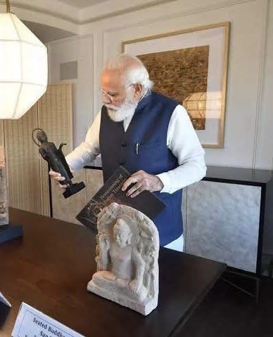 Profdilipmandal's tweet photo. बुद्ध ही हैं! शक की कोई गुंजाइश नहीं है महोदय। भारत में मिट्टी खोदने पर बुद्ध ही मिलेंगे। https://t.co/HnLECe3YMq