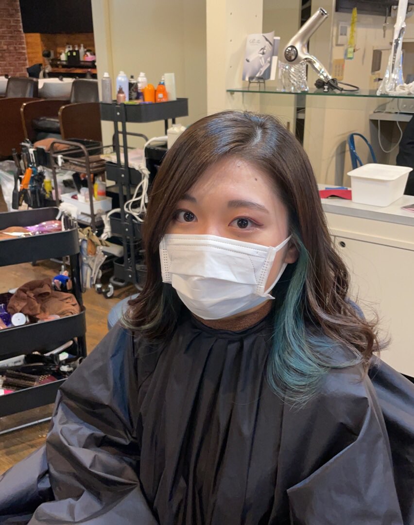 spring_piyo114's tweet image. 1週間前成人式の写真撮り終えたその日に人生初髪の毛に色入れた緑だいすき💚

さりげない感じだが投稿とかで気づいてた人いるのでしょうか！

明日は楽しみなことがあるのに深夜に起きているうおぉ寝るぞぉおやすみ

#役者
#premiermodels 
#プレミアモデルズ
#中野店
#インナーカラー
#初体験
#緑
#💚