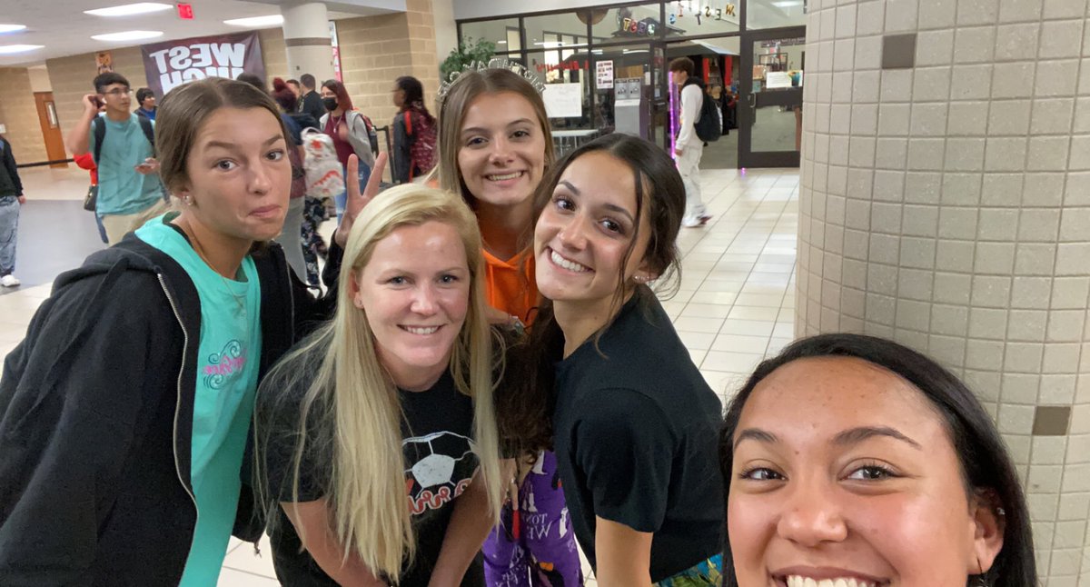 jaydn57568499's tweet photo. Coach king in the houseeee @VictoriaISD #BOB21 #VWHS https://t.co/X8iN0mkjkq