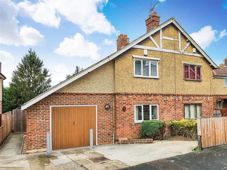 LandNerds_'s tweet photo. For sale: Derbyshire 
13 beds- 3 baths- 3 kitchens 

- Fully licensed detached HMO
- Additional 3 bed detached cottage
- £55,000 per annum rental 

A hassle free investment opportunity with good yield. Potential for expansion subject to planning permission

£950,000 

#property https://t.co/JBwMYgcZkQ