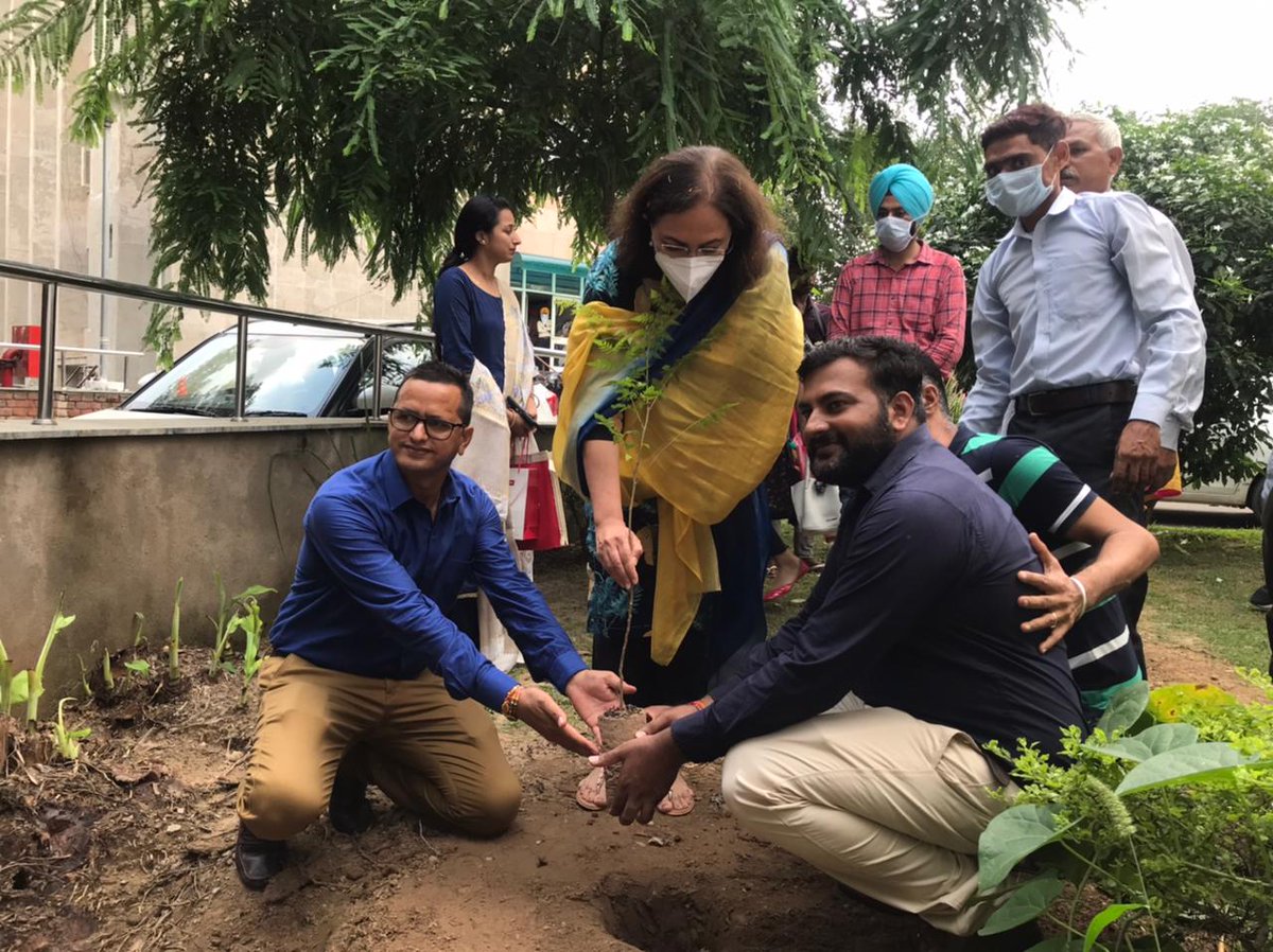 CNEU_NHM's tweet photo. Big congratulations to our worthy DHS Mam,@DrAmandeepKang1  on her superannuation from the Health dept.She will always be remembered for her dedicated leadership in Covid management, vaccination drive and what she has done for contractual employees.
May god always bless her.🙏🏻 https://t.co/ZIS3EmuPsl