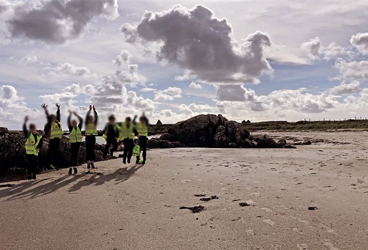 Bhí lá álainn againn inniu amuigh ag rothaíocht timpeall i Muigh Inis, ag foghlaim is ag coinnéal aclaí 🚴‍♀️🚴‍♂️ Bhí na gasúir ag tógál isteach an t-aer úr agus ag baint lán a ndá súil as an ailleacht atá timpeall orthu 🏝🌊 🏞☀️ Míle buíochas le <a href="/westcoastbikes1/">West Coast Bike Hire</a> as na rothair 👌🏻