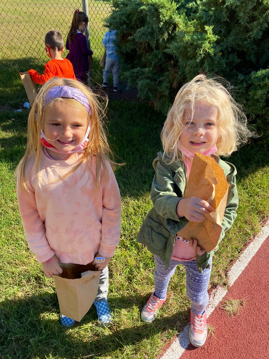amandaeromo's tweet photo. Beautiful day for a pinecone hunt! #fallfun #prek @brigschools 🍁💙 https://t.co/3cs0ewc4ZG
