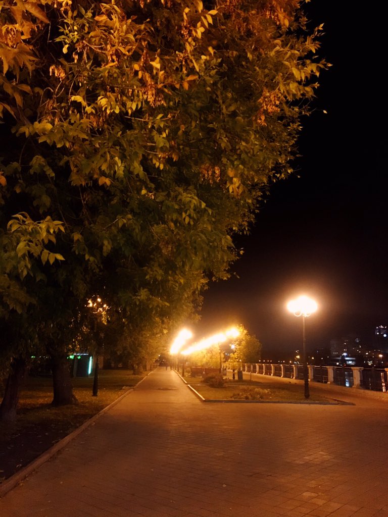 Вечерняя осень 🍂 <a href="/tweburg/">Твиттер в Ебурге</a>