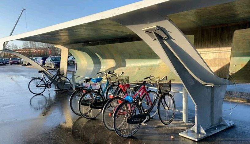 tethys_enviro's tweet photo. This decommissioned @SiemensGamesa #windturbine blade has been repurposed as a bicycle parking shed in #Denmark!

What other ways have you seen wind turbine blades being repurposed?

📷 Chris Yelland
The re-wind Network; repurposing wind turbine blades
#aalborg #windenergy https://t.co/1IRcWdQc9O