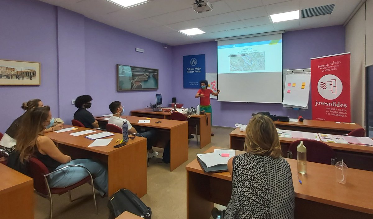 AnnalisaCarus10's tweet photo. Highlight of our second day of workshop within the #PULSE project: @NeusFaSan has shared with our #european partners the experience of #Kumpania working with the Roma community in our neighbourhood #LaComa. Let's get ready for the final rush tomorrow!🏃‍♀️ #ErasmusPlus #erasmusdays https://t.co/VzWxW00U2e