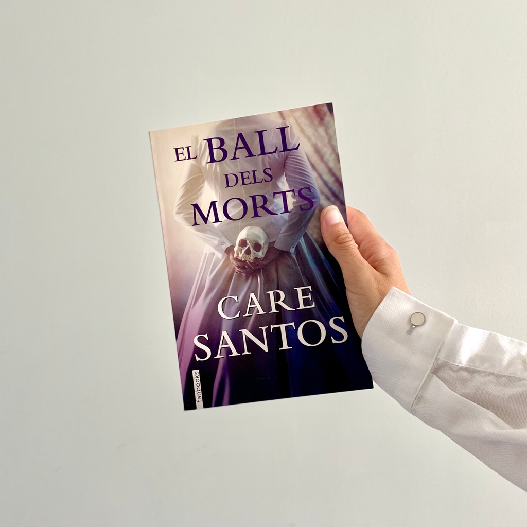 📢NOVETAT! Torna <a href="/CareSantos/">Care Santos</a> amb un trepidant thriller gòtic, passional i de sentiments contradictoris. Una barreja de novel·la històrica i de misteri, amb algun episodi de terror 😱

📘Ja pots començar a llegir EL BALL DELS MORTS aquí 👉🏼bit.ly/elballdelsmorts #novetatsfanbooks