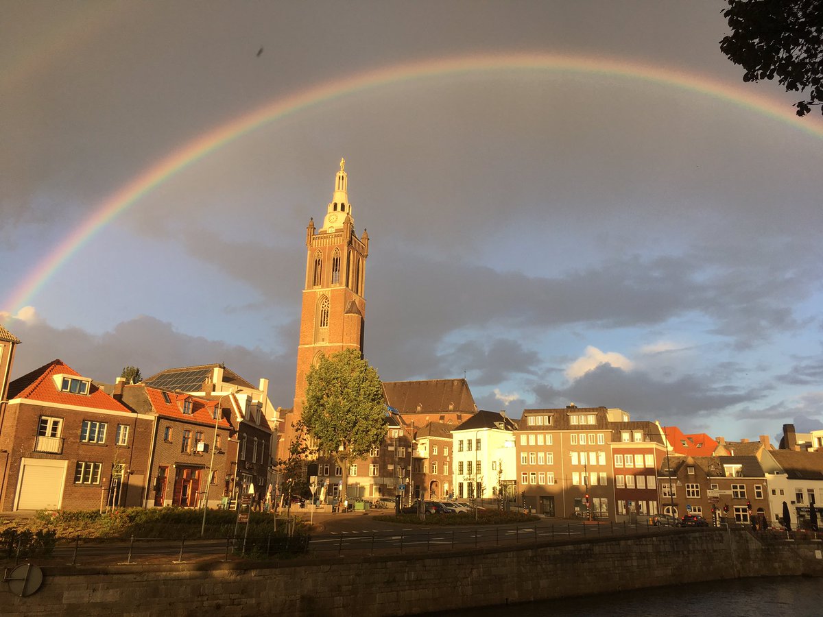 Wow - right time right place! <a href="/WeAreRoermond/">We Are Roermond</a> @roermondnieuws #Roermond #rainbow