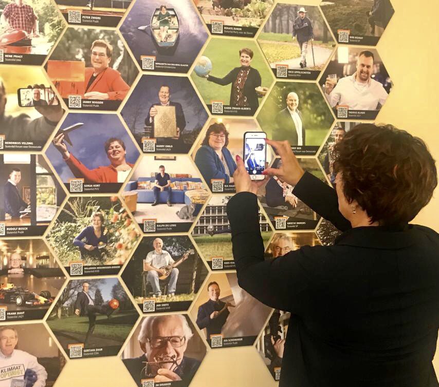 Vanaf vandaag hangt het provinciaal bestuur in het provinciehuis! Maak kennis met het Drents parlement en het college door de QR-codes te scannen. Met prachtige foto’s van <a href="/MarcelJdeJong/">Marcel J. de Jong</a>