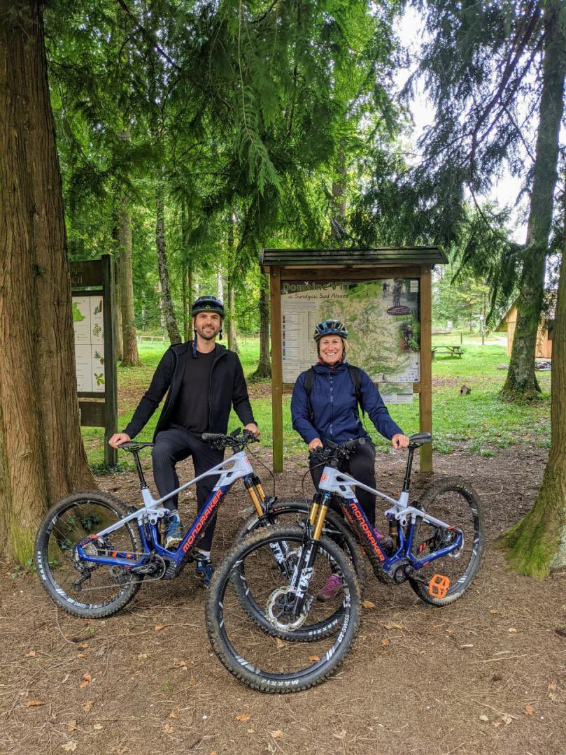 carnetdescapade's tweet photo. 🥨 Journée VTT 🚵‍♀️ électrique ⚡️ avec @vatebalader dans le #Sundgau pour tourner une vidéo 🎥 pour l’Office de Tourisme 🤩 #alsace #sundgau #VTT https://t.co/URVXdn3FOr