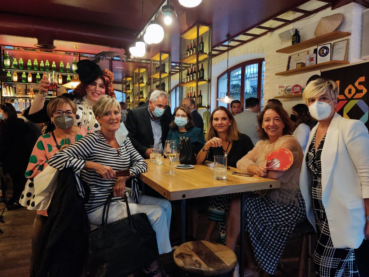 RadioRioja's tweet photo. 📸Tiempo para saludar a amigos de siempre, charlar sobre la #NuevaTemporadaSER o reencontrarnos después de mucho tiempo.
¡Esta presentación en @WineFandango está dando para mucho! ¡Gracias a todos! https://t.co/Nsq8skMzOj