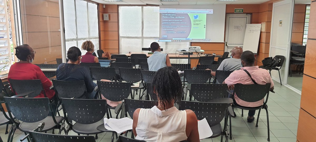 Cite971's tweet photo. Réunion de travail en hybride aujourd'hui avec les administrés de la @VilledesAbymes . Des échanges riches et constructifs pour la mise en œuvre des projets pour cette année 2021/2022. Merci à tous les participants. https://t.co/6HXaTfkvsL