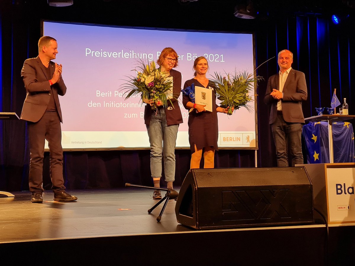 EUinDE's tweet photo. Jetzt stehen sie fest die glücklichen Gewinner*innen des #Blauenbären 2021: Berit Petzsch & Juliane Springsguth für ihr Projekt #Stadtlichter, Vanessa Schmidt & Milan Tabasco mit #UnderstandingEurope & @SusanneZels @valuesunite. Herzlichen Glückwunsch & danke für euer Engagement https://t.co/4NTRSdhxrw