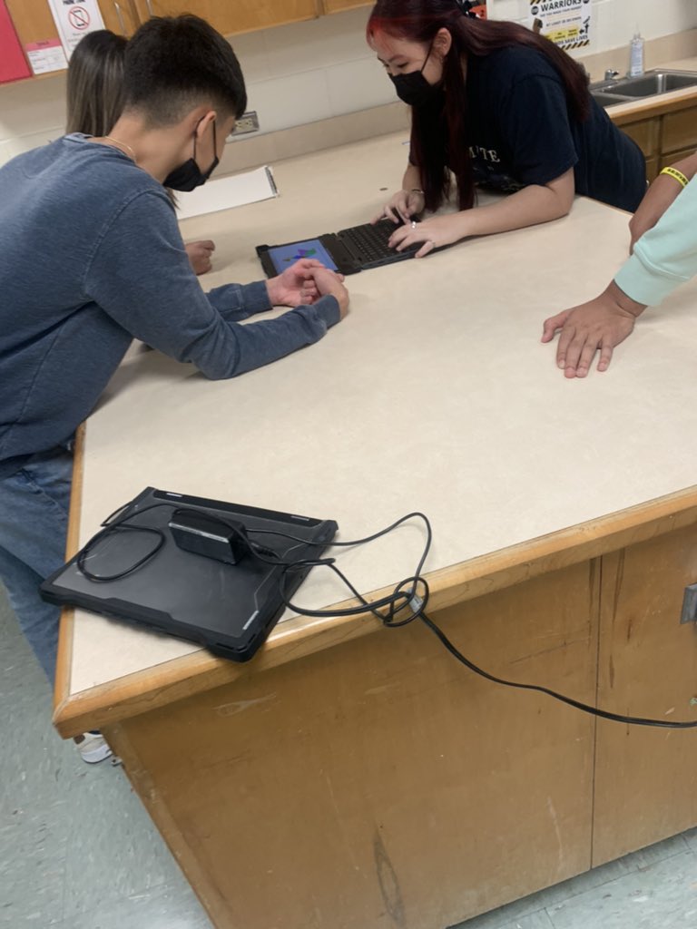 fcs_m_garza's tweet photo. Students practicing teamwork skills by completing Tangrams in our @Rowe006 Counseling mental health classes๐คฉ #RoweFCS @McAllenISDCTE https://t.co/bTDnBerGP6